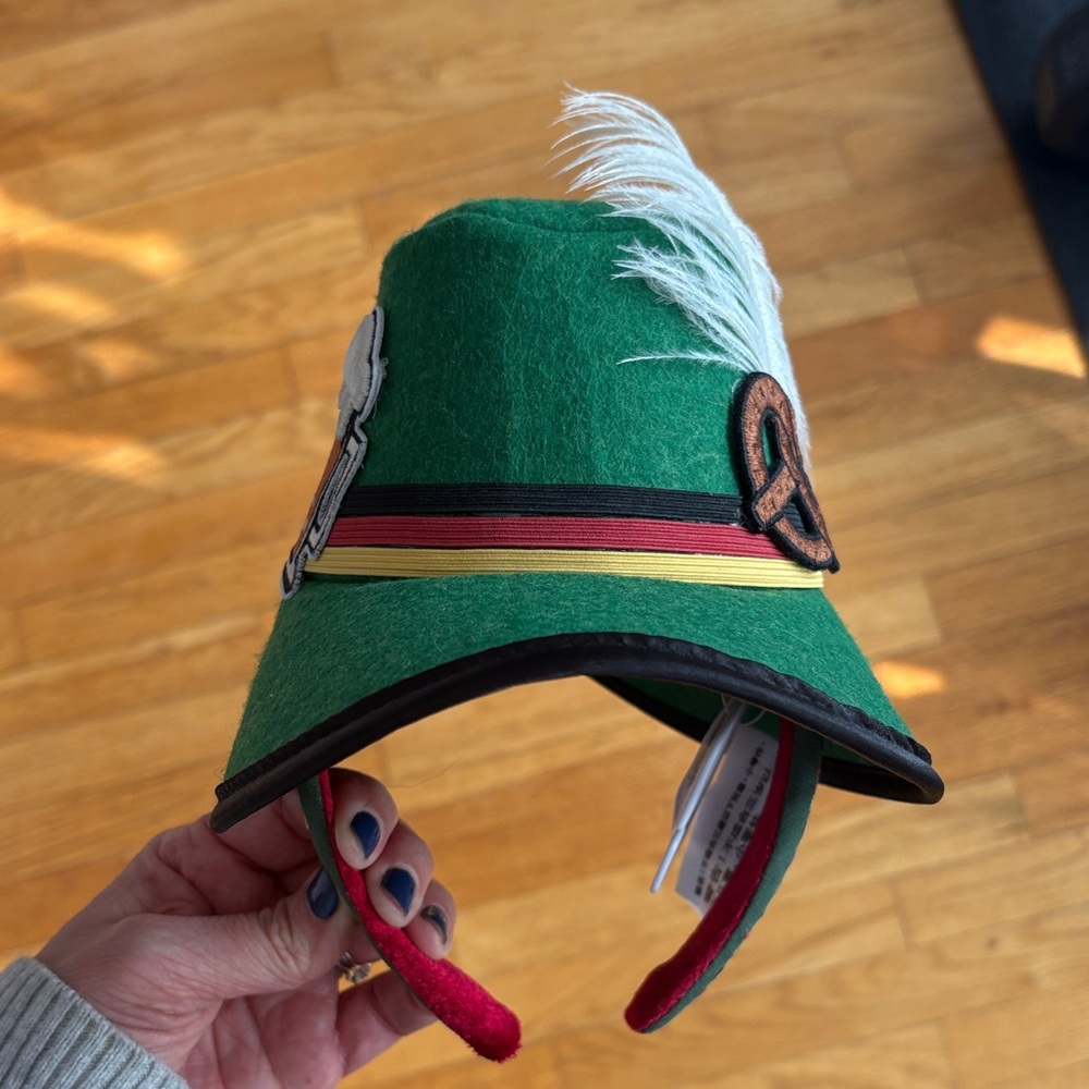 Stylish Green Women's Hat with Feather Accent